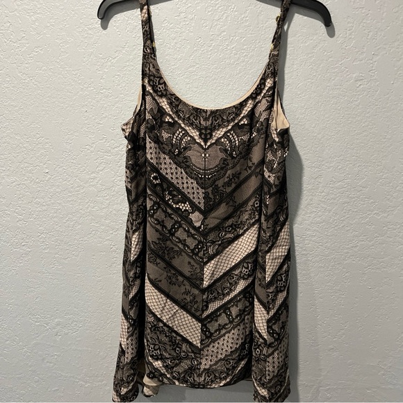 Cabi Women's Black and Gray Patterned top tunic it looks like lace - Picture 4 of 7